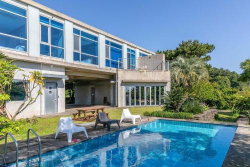 Bazén v ubytování Jeju Color in Jeju Pension nebo v jeho okolí