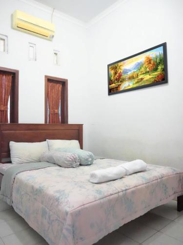 Кровать или кровати в номере Hansa Guest House Pacitan