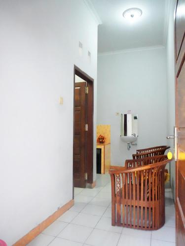 Кухня или мини-кухня в Hansa Guest House Pacitan
