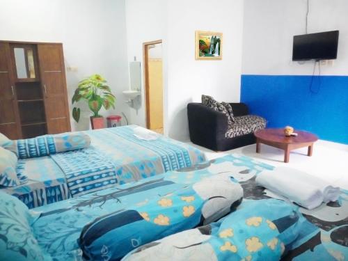 Кровать или кровати в номере Hansa Guest House Pacitan