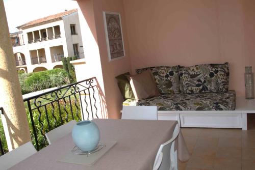 un salon avec un canapé sur un balcon dans l'établissement Golf Fontaine, à Pont-Royal