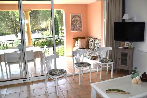 un salon avec une table et des chaises dans l'établissement Golf Fontaine, à Pont-Royal