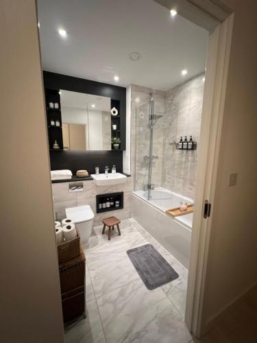 Ένα μπάνιο στο Brand New, modern flat near Wembley Stadium