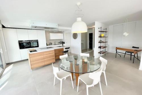 Η κουζίνα ή μικρή κουζίνα στο Luxury Haut Standing Vue mer d'exception 360
