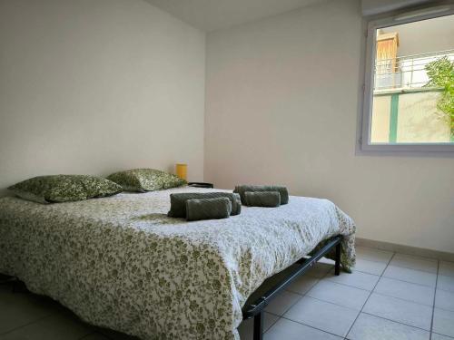 une chambre avec un lit dans une pièce avec une fenêtre dans l'établissement T2, 10min centre historique, clim, jardin, parking, à Avignon