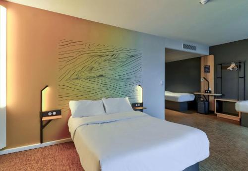 Un ou plusieurs lits dans un hébergement de l'établissement B&B HOTEL Dijon Valmy Toison d'or