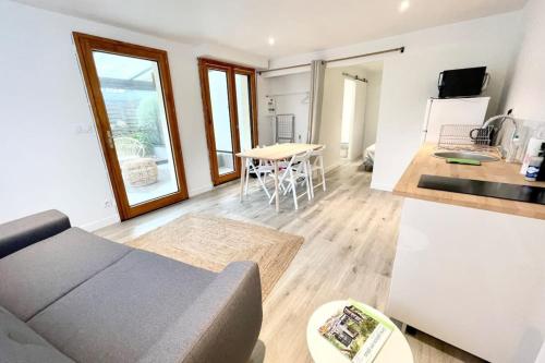 un salon avec un canapé et une table dans l'établissement T2 refait à neuf Hyper Cosy À 50m des plages, à Larmor-Plage