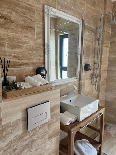 a bathroom with a sink and a mirror at Vela Olimp in Olimp