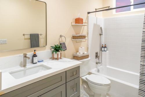 Ένα μπάνιο στο Disneyland Retreat Fun Family Unit w Game Room, King Beds & EV Friendly - Sleeps up to 14