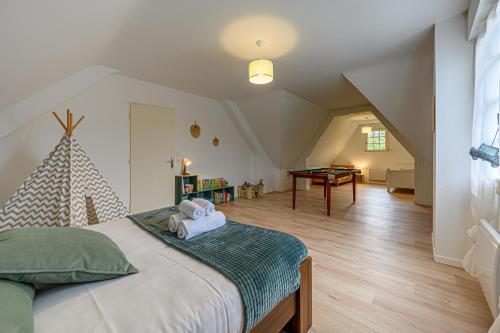 a bedroom with a bed with towels on it at Ty-Gwenn - Grande Maison de campagne familiale in Surzur