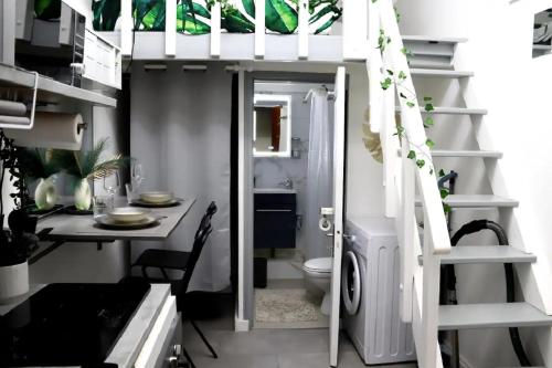 d'une petite salle de bains avec toilettes et escalier. dans l'établissement JungleRoom Connecté ! Au coeur du Vieux Nice, à Nice
