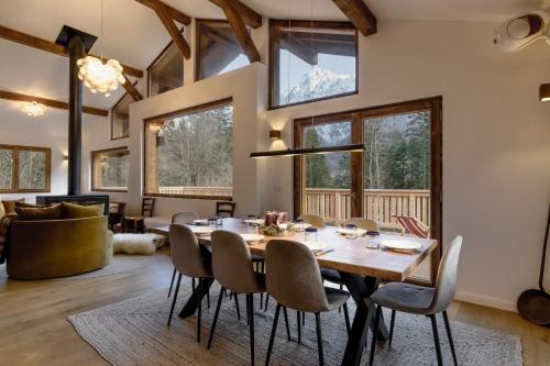 une salle à manger avec une table et des chaises dans l'établissement Chalet des Eaux Rousses -Renove -Prive - Vues 360 Mont Blanc, aux Houches