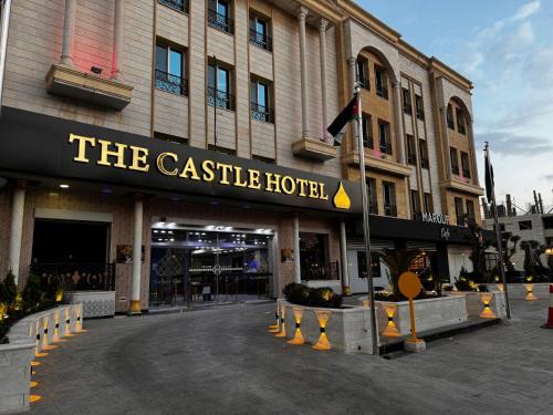アンマンにあるThe Castle Hotelの通りにある城ホテルのある建物