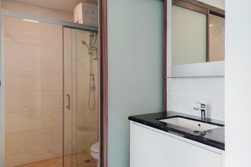 Ένα μπάνιο στο Comfortable Design 2BR with Washing Machine Sky House BSD Apartment By Travelio
