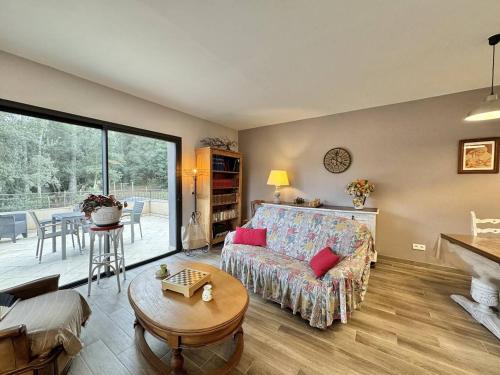 un salon avec un canapé et une table dans l'établissement Maison entre les montagnes à Levie, à Levie