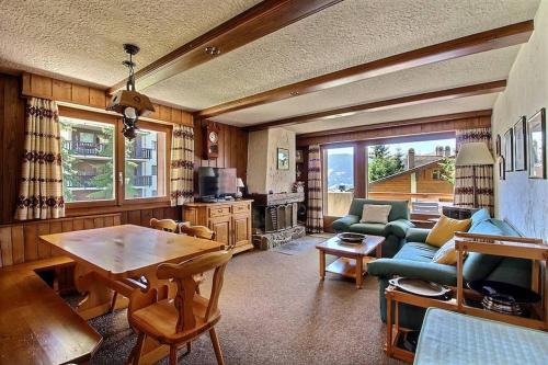 a living room with a couch and a table at Skirama 018 in Verbier