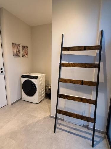 a laundry room with a microwave and a ladder at Schönes City Design Apartment I Boxspring I P I Smart I Wasch I 200m Bahnhof in Ibbenbüren