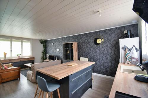 un salon avec une table et un canapé dans l'établissement La belle étoile, à Touchémont