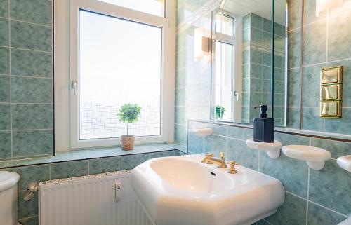 Bilik mandi di Spacious Apartment in Strausberg - Sleeps 6