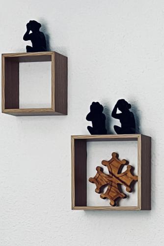 deux chats noirs et un miroir sur un mur dans l'établissement Cosy BEFFROI, à Narbonne