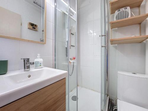 une salle de bain avec un lavabo et une douche dans l'établissement Studio chaleureux rénové au pied des pistes, à Saint-Étienne-en-Dévoluy