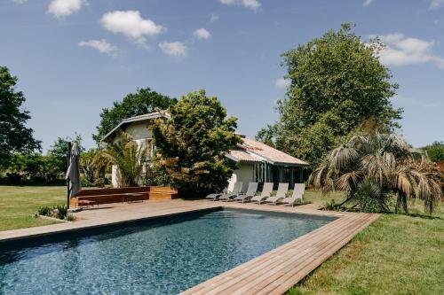 une piscine devant une maison dans l'établissement Maison de l'Ouest, à Biaudos
