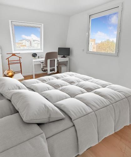 Cette chambre blanche dispose d'un grand lit et de deux fenêtres. dans l'établissement Spacieux, Wi-Fi, à 2 min à pied du Lac de Créteil, à Créteil