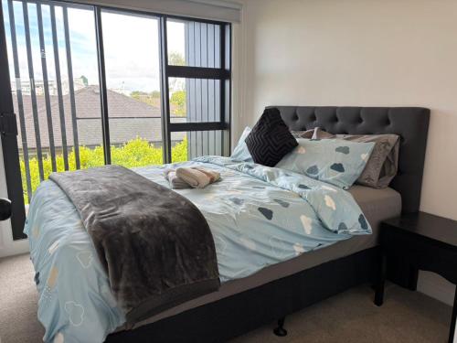 Postel nebo postele na pokoji v ubytování Epsom Tidy House Unit 6