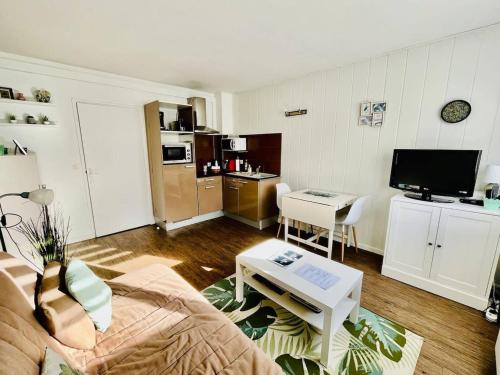 un salon avec un canapé et une table dans l'établissement Le Guiton - Parking Wifi, à La Rochelle