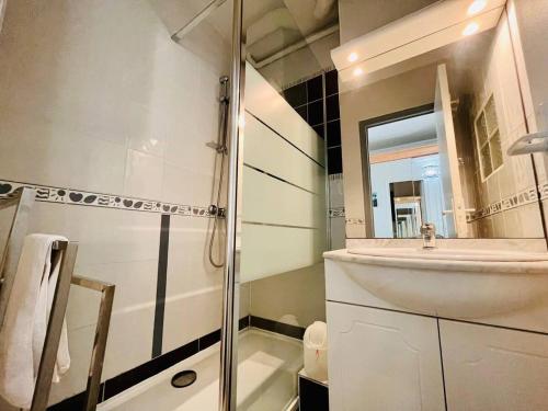 une salle de bain blanche avec un lavabo et une douche dans l'établissement Le Guiton - Parking Wifi, à La Rochelle