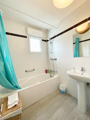 Bilik mandi di Maison Archi Cocooning Plages à pieds