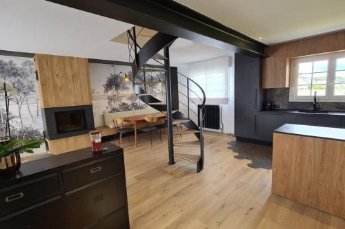 una sala de estar con una escalera de caracol en una cocina en Luxury Magnifique Villa d architecte Cocooning, en Larmor-Plage