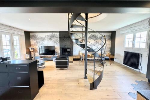 una escalera de caracol en medio de una sala de estar en Luxury Magnifique Villa d architecte Cocooning, en Larmor-Plage