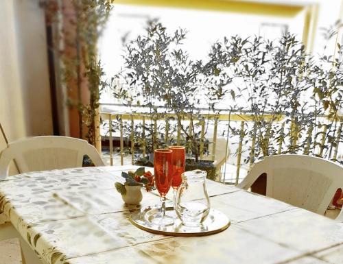 a table with two glasses on top of it at La casetta in Candelo