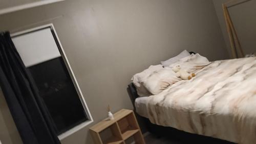 Katil atau katil-katil dalam bilik di 5 Bedroom Home in Hamilton