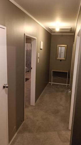 Gambar di galeri bagi 5 Bedroom Home in Hamilton di Hamilton