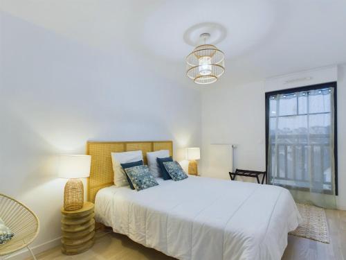 une chambre avec un lit avec deux lampes et une fenêtre dans l'établissement Vue sur mer et plage, appartement pour 4, à Pléneuf-Val-André