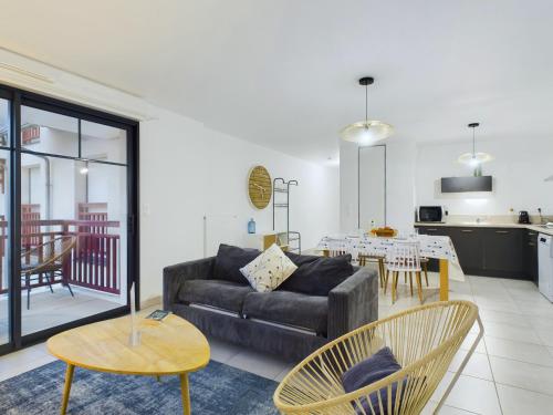 un salon avec un canapé et une table dans l'établissement Vue sur mer et plage, appartement pour 4, à Pléneuf-Val-André