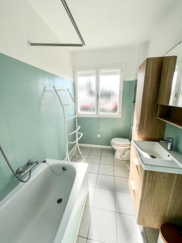 une salle de bain avec une baignoire, des toilettes et un lavabo dans l'établissement Villa Marguerite, à Mèze