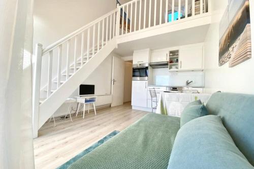 un salon avec un canapé et un escalier dans l'établissement Joli appartement Top Cosy Vue mer imprenable 180, à Ploemeur