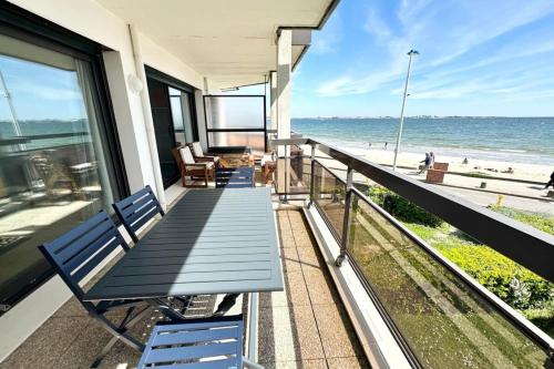 d'un balcon avec bancs et vue sur la plage. dans l'établissement Luxury ! T3 Vue océan imprenable 180, à Larmor-Plage