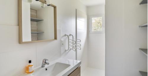 Et badeværelse på Villa les Ebihens piscine intérieure 14 personnes