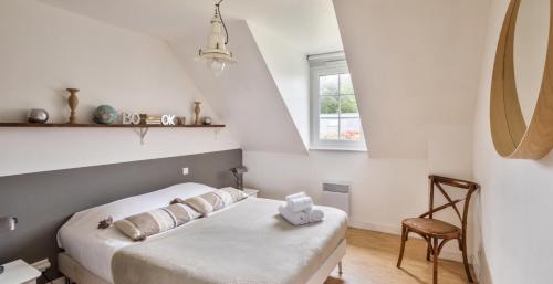 En eller flere senge i et værelse på Villa les Ebihens piscine intérieure 14 personnes