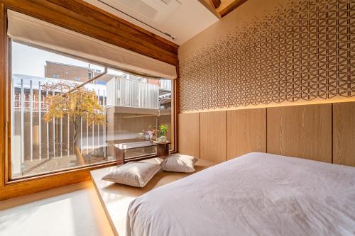 Giường trong phòng chung tại Seoul Premium Hanok MemoryStay Hyoja