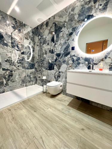une salle de bain avec un lavabo et un miroir dans l'établissement Appartement Atypique, à Saint-Étienne