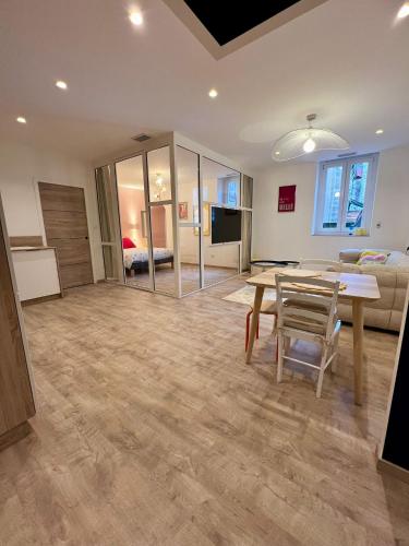 un salon avec une table et un canapé dans l'établissement Appartement Atypique, à Saint-Étienne