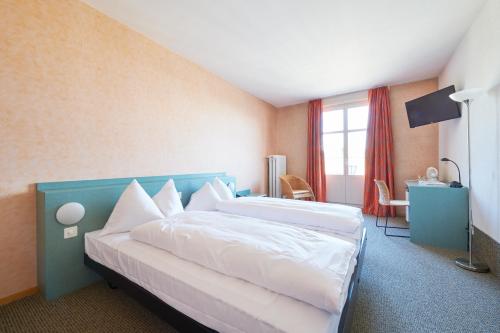 Una cama o camas en una habitación de Hotel City am Bahnhof