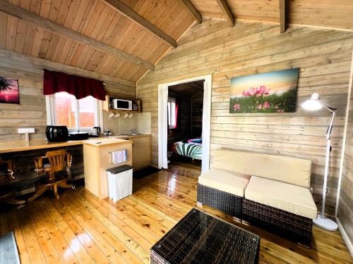 Una sala de estar con un sofá y un escritorio. en Red Hibiscus Villas, en Rarotonga