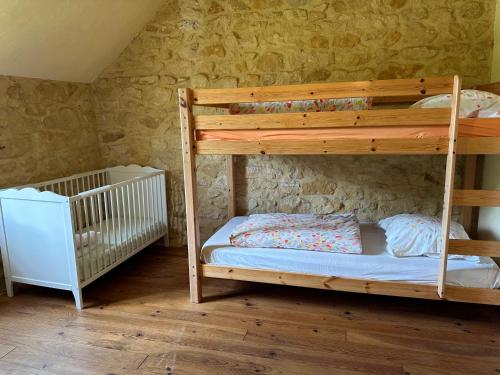 - une chambre avec des lits superposés et un lit bébé dans l'établissement Hameau du Soleil - Renard, à Sainte-Mondane