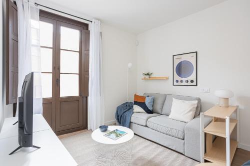Modern 1 bedroom apartments near Parallel